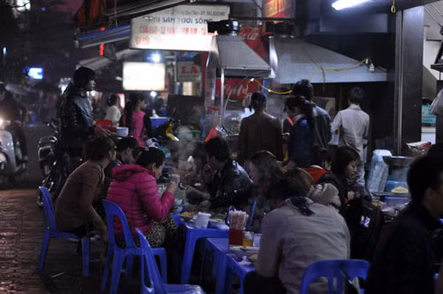 Quán Cây Si - Tống Duy Tân. Gà tần ở đây thịt mềm, không cần phải dùng tay để gặm, nước ngọt. Đến đây thực khách có thể ngồi ngoài trời hoặc điều hòa. Nhân viên phục vụ nhanh, tốt nhưng giá khá đắt 80k/bát. Ảnh: megafun