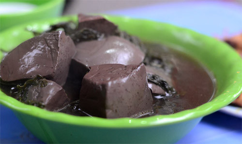 Quán ngã tư Lãn Ông - Chả Cá. Nước dùng trong bát mỳ ở quán này khá ngọt bởi những miếng tiết đông. Đây có lẽ là hương vị khá đặc biệt của quán. Ảnh: giadinh