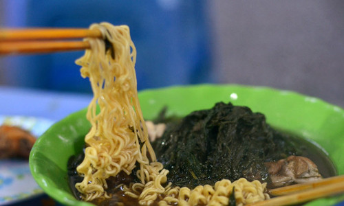 Quán ngã tư Hàng Cân - Hàng Bồ. Quán vỉa hè này khá chật chội, rộng chưa tới 1m nhưng vẫn nườm nượp khách đến ăn mỗi ngày. Ảnh: amthuc365