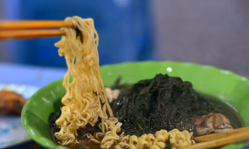 Quán ngã tư Hàng Cân - Hàng Bồ. Quán vỉa hè này khá chật chội, rộng chưa tới 1m nhưng vẫn nườm nượp khách đến ăn mỗi ngày. Ảnh: amthuc365