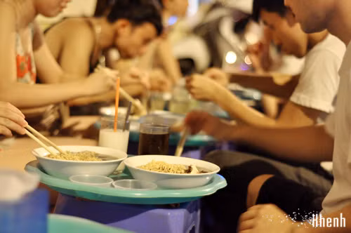 Ngoài ra, kỳ tử, thục và ngải cứu cũng làm cho phần nước này càng thêm dậy mùi. Gà được dùng để làm món này là loại gà non, nhỏ nhỏ. Thịt mềm, ngọt, thơm mà không bị bở. Quán mở từ 17h tới 23h đêm. Ảnh: zing