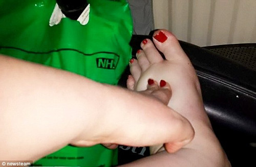  3. Massage mô sâu. Tương tự nhự kiểu massage Thụy Điển, nhưng phương pháp này tiến sâu hơn vào các cơ và những khớp xương. Các chuyên gia massage sẽ tập trung áp lực vào các lớp cơ bắp, gân, hoặc các mô khác sâu dưới làn da của bạn. Làm giảm nhẹ sự đau đớn và sẽ rất lý tưởng nếu bạn muốn thư giãn. Tuy nhiên bạn có thể sẽ bị nhức nơi massage. 