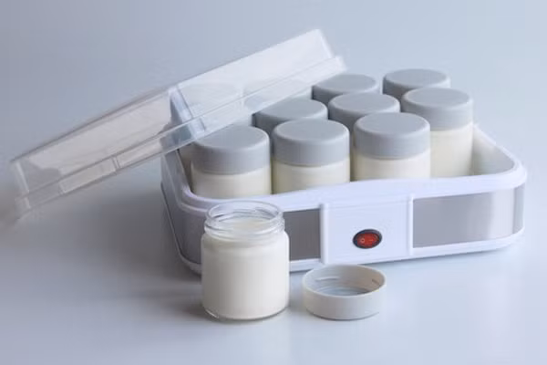 Nếu không có lò nướng, bạn đổ nước ấm khoảng 50 độ vào nồi và bỏ từng hộp sữa chua vào. Dùng khăn bông sạch ấp kín nồi ủ. Nhớ chỉ để lượng nước dâng 2/3 hộp sữa chua. Cách này phức tạp hơn một chút, cứ 1 giờ bạn phải thay nước ấm một lần.