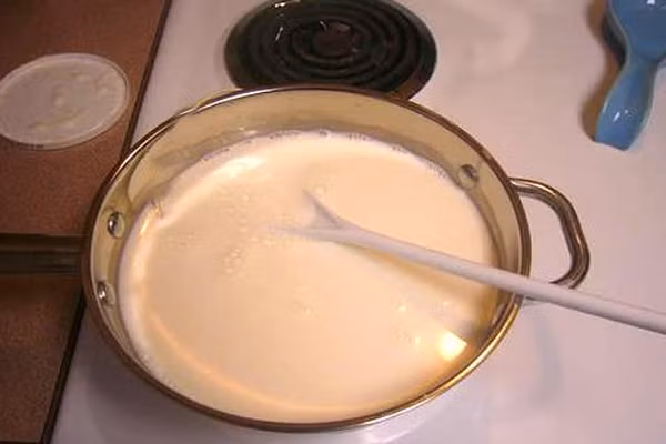 Đổ sữa ra tô sạch quấy nhẹ để sữa chua loãng ra rồi dùng rây lọc sạch rồi đổ vào hộp sữa chua đã chuẩn bị sẵn.