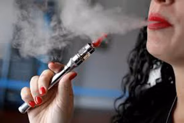  3. Thuốc lá điện tử. Theo một ngiên cứu gần đây của Đại học Quốc gia Michigan, việc sử dụng thuốc lá điện tử ngày càng tăng ở đối tượng thanh thiếu niên và người trưởng thành. Đặc biệt, phần trăm thanh thiếu niên dùng thuốc lá điện tử dễ nghiện thuốc hơn 8% so với những người không động đến nó. Điều này dấy lên lo ngại, trẻ em có thể nghiện nicotine sau khi dùng thuốc lá điện tử. Như vậy, dùng thuốc lá điện tử không có tác dụng cai thuốc là bao. 