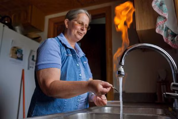  Một nghiên cứu năm 2014 Environmental Health Perspectives thấy rằng, phụ nữ mang thai sống gần các điểm fracking có nhiều khả năng thai nhi bị dị tật tim bẩm sinh và khuyết tật ống thần kinh. Kỹ thuật này cũng để lại những hóa chất làm ô nhiễm mạch nước ngầm làm giảm lượng tinh trùng và rối loạn nội tiết. 