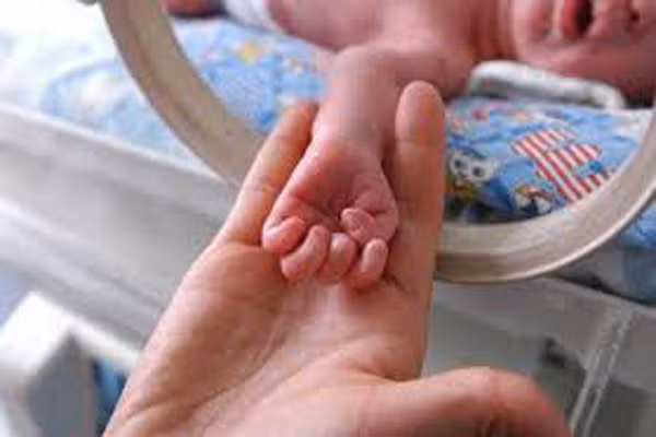 Những bà bầu có tử cung phát triển không bình thường ví dụ quá ngắn. Điều này không ảnh hưởng gì đến quan hệ vợ chồng nhưng khi bạn mang thai, tử cung sẽ không giữ được em bé đủ ngày đủ tháng mới chui ra khỏi bụng mẹ. Tuy nhiên, phát hiện sớm và có biện pháp dự phòng bằng cách khâu vòng eo cổ tử cung vẫn có thể giữ an toàn cho thai nhi.