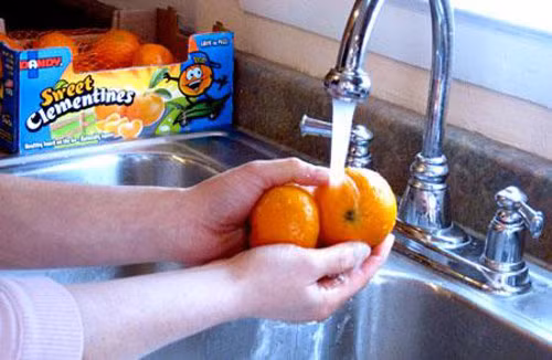 Luôn rửa sạch mọi trái cây và rau quả trước khi chế biến ngay cả khi chúng được đóng gói. Dù chuối hay dưa hấu cũng nên rửa sạch vỏ trước khi ăn vì vi khuẩn trên vỏ quả này rất dễ bám vào tay khi ăn. Ảnh: thongtintieudung