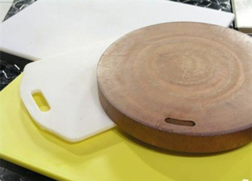 Hạn chế vi khuẩn lây lan bằng cách sử dụng thớt riêng cho thịt và rau củ. Không nên sử dụng thớt có rãnh sâu vì vi khuẩn có thể ẩn ở đó. Ảnh: alobacsi