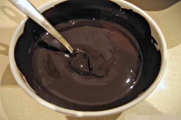 Sô cô la tan chảy đặc quánh là được. Ảnh: Nguoitrerviet