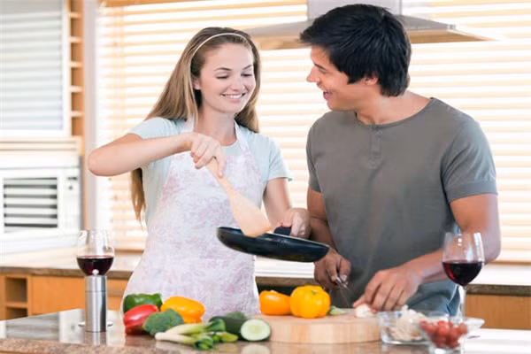  2. Không chán nản khi thất bại. Điều này tất nhiên sẽ xảy ra nếu bạn mới học nấu ăn. Cố gắng trở nên hoàn hảo là tốt, song ai cũng trải qua những lúc vụng về thủa ban đầu khi mới bước chân vào lĩnh vực bếp núc này. 