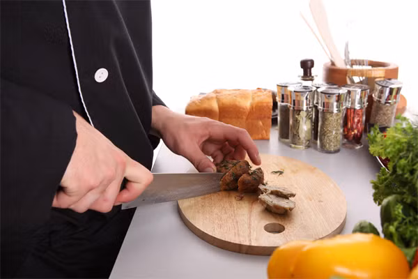  4. Mua đúng dụng cụ nấu ăn. Bạn sẽ không cần tất cả những đồ nấu ăn như một đầu bếp chuyên dụng. Ít nhất hãy sắm 2 con dao sắc, một con dao bén sẽ giúp bạn sơ chế thực phẩm tiết kiệm thời gian. Hãy đảm bảo, con dao vừa tay cầm với bạn. 