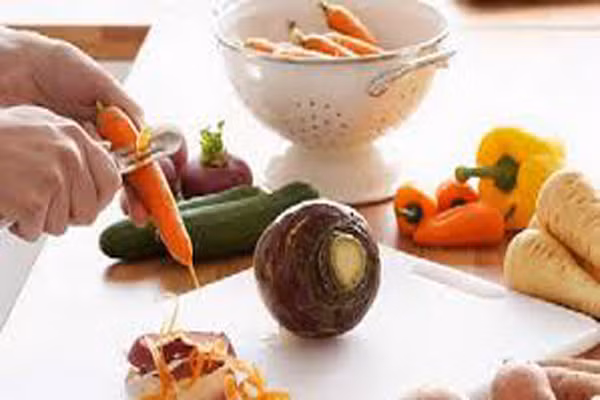  6. Đừng sợ thử nghiệm những cái mới. Một trong những mẹo nấu ăn tuyệt vời là thủ thuật riêng của người nấu. Có thể lần này bạn không thành công, nhưng điều đó cho kinh nghiệm ở những lần nấu sau. Ví dụ, một chút tỏi vào món sẽ tăng thêm hương vị. Sở thích và vị giác của mỗi người khác nhau và bạn cứ tha hồ sáng tạo. 