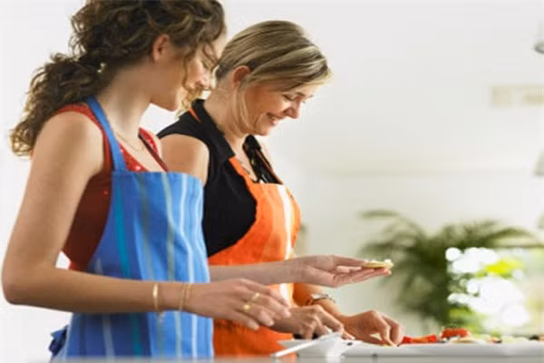  1. Bắt đầu với món cơ bản nhất. Đừng nhảy bổ vào nấu những món phức tạp. Khi đã thuần thục những món đơn giản, bạn sẽ cảm nhận được hương vị của thực phẩm cũng như nắm bắt nhanh hơn với những kiến thức mới. 