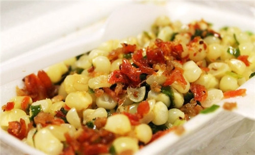 Bắp xào là món ăn được du nhập từ Thái và có mặt ở Sài Gòn món ăn này đã trở nên hấp dẫn với các nguyên liệu rất Việt Nam như tôm chấy khô, hành hoa..Món ăn vặt này có giá 5.000 - 8.000 đồng/hộp và được bày bán nhiều ở các cổng trường học và khu vỉa hè. Ảnh: sachsongngu