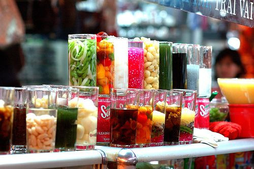 Chè Sài Gòn quyến rũ thực khách bằng vị thơm ngon tự nhiên. Chè được người bán dạo treo lủng lẳng trên xe và đi rong khắp đường phố Sài Gòn, hoặc trên vỉa hè hay trong tiệm nhỏ. Mỗi ly chè có giá bán từ 6.000 - 8.000 đồng/ly. Ảnh: asobi