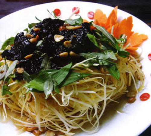 Gỏi khô bò là món ăn vặt ngon, không sợ béo, ăn không ngán vì có gỏi, rau, đậu phộng, bánh phồng tôm, khô bò sần sật dai dai . Món này có giá 15.000 đồng/phần. Ảnh: tamhoc