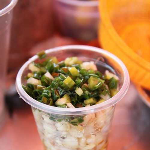 Bắp nướng trong ly rất sạch sẽ, có mỡ hành mặn mặn thơm thơm, ăn bắp dai dai vô cùng thú vị. Món này cũng chỉ có giá 10.000 đồng/ly. Ảnh: diadiemanuong