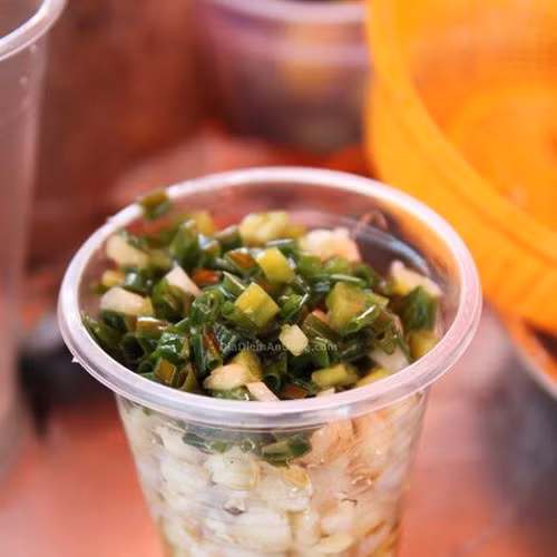 Bắp nướng trong ly rất sạch sẽ, có mỡ hành mặn mặn thơm thơm, ăn bắp dai dai vô cùng thú vị. Món này cũng chỉ có giá 10.000 đồng/ly. Ảnh: diadiemanuong