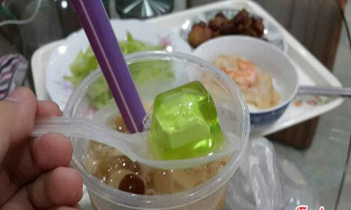 Trà sữa rau câu phô mai. Đây là đồ uống mới "nổi" cách đây không lâu. Cục to bự, ăn dai dai đã đã. Trà sữa không thì 10.000 đồng còn thêm rau câu phô mai thì cỡ 2.000 đồng/viên. Ảnh: foody