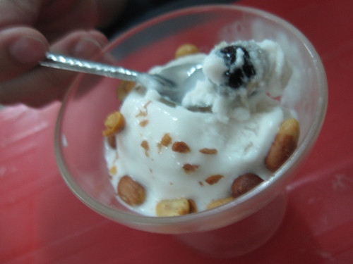 Kem nhãn được coi là một đặc sản rất riêng của người dân Sài Gòn. Ăn kèm với kem là đậu phộng rang muối và bánh quế. Giá cũng rất bình dân 10.000 đồng/ly. Ảnh: zing