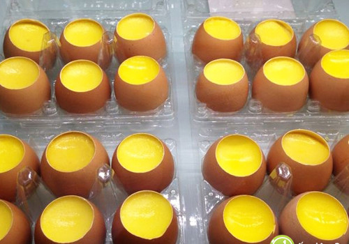 Bánh flan vỏ trứng. Đây là món ăn vặt vừa ngon miệng lại ngon mắt nữa. Chỉ với 7k/quả là có ngay món bánh flan trứng nhâm nhi cùng bạn bè. Ảnh: dendau