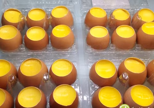 Bánh flan vỏ trứng. Đây là món ăn vặt vừa ngon miệng lại ngon mắt nữa. Chỉ với 7k/quả là có ngay món bánh flan trứng nhâm nhi cùng bạn bè. Ảnh: dendau