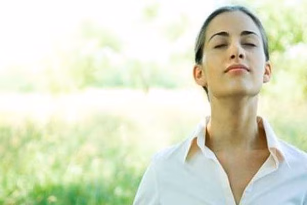  Hít thở sâu. Những lúc bạn cảm thấy căng thẳng, nên thư giãn bằng cách hít thở sâu. Làm như vậy có thể giảm huyết áp, làm chậm sự sản xuất hooc môn căng thẳng, thậm chí có thể làm biến đổi những gen xấu. 