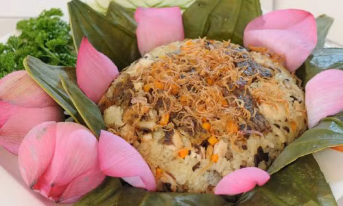 Xôi cá rô rất bổ dưỡng nhưng nó chỉ thực sự ngon khi chế biến từ con cá rô gộc và ăn trong tiết trời thu có gió heo may se se lạnh. Ảnh: dulichnamdinh