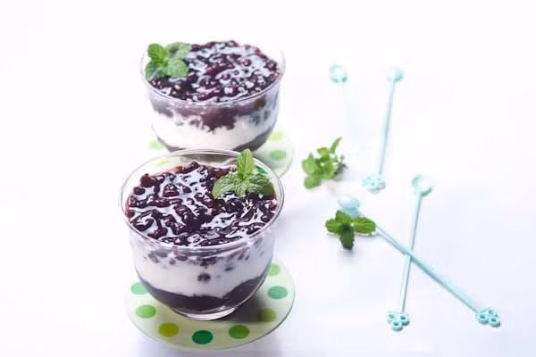 Lam sua chua nep cam don gian ngon het y