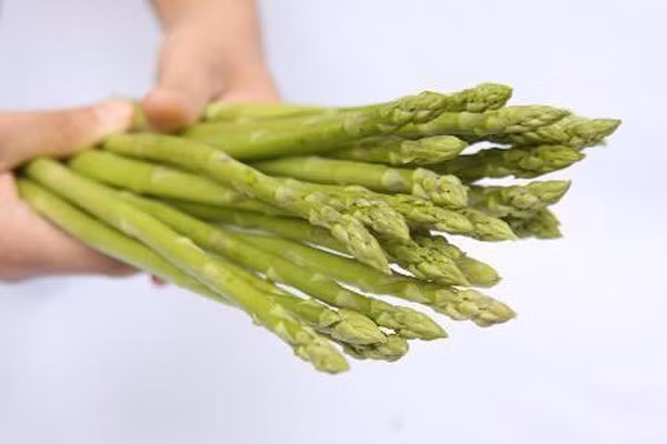 Măng tây, súp lơ, rau bi na và nấm là những loại có purin cao hơn bất kỳ loại rau nào. Nhưng nếu bạn thích những thực phẩm này, không cần phải loại bỏ hoàn toàn măng tây trong bữa ăn của bạn.