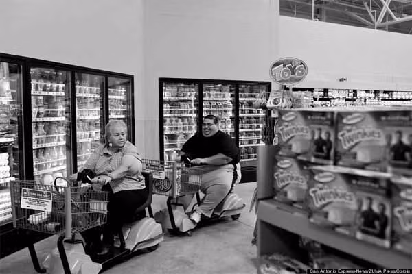 Khi cân nặng đạt mức cao nhất 388,5 kg anh thực hiện chế độ ăn kiêng trở lại. Garcia lại đạt gần 227kg. Sau 4 ca phẫu thuật đầu gối, anh phải dùng xe tập đi để hỗ trợ. Ảnh chụp 10/6/ 2014 khi hai mẹ con vui vẻ đi siêu thị.