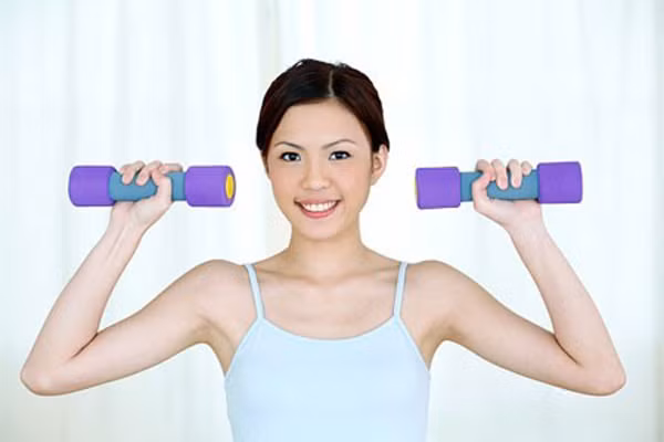  Một chế độ ăn ít chất béo và natri sẽ hỗ trợ hiệu quả cho bạn. Các loại thực phẩm như sữa chua, phô mai, rau lá xanh, cam, táo, lê là chọn lựa của bạn. Cũng như thân hình quả táo, hãy tập những bài aerobic để tăng cường trao đổi chất và đốt cháy chất béo. Những bài tập phù hợp là đạp xe, kéo co, chèo thuyền, bơi lội. 