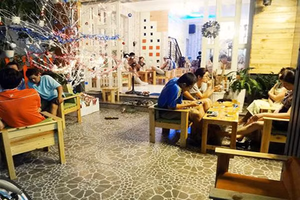 Chỉ mới đưa vào menu chưa đầy một tuần nhưng món sinh tố ly rau câu này đã làm mưa làm gió giới trẻ Sài Thành. Thậm chí, có những buổi tối, quán không đủ ly rau câu để phục vụ các bạn trẻ. Ảnh: Fbnv.