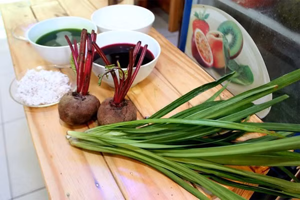 Sự độc đáo của những chiếc ly này không chỉ nằm ở phần rau câu mà còn ở khâu chế biến. Tất cả nguyên liệu đều được chủ quán làm từ thiên nhiên, màu xanh từ lá dứa hoặc màu hồng đỏ từ các loại rau củ quả không hề có hại cho sức khỏe. Ảnh: Fbnv.