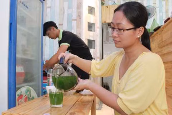 Tuy độc đáo và thơm mát là vậy, nhưng giá thành lại cực kỳ hợp lý. Một cốc sinh tố ở quán này có giá chưa đến 30.000 đồng, phù hợp hơn cả với túi tiền của teen. Ảnh: Fbnv.