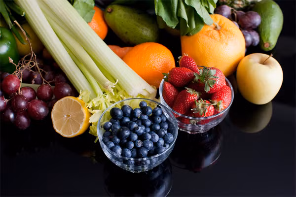  Nếp nhăn quanh miệng. Một nhóm nghiên cứu tại Viện Karolinska ở Stockholm, Thụy Điển nhận thấy rằng thiếu ngủ làm cho làn da nhợt nhạt, nhiều nếp nhăn quanh miệng. Gần 30 phần trăm người lớn ở Mỹ lâm vào trường hợp này. Bạn dễ dàng đối phó với những nếp nhăn này bằng cách ngủ đủ giấc, ăn nhiều trái cây màu cam và rau lá xanh thẫm. 