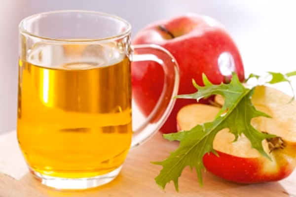 Chữa làn da bị cháy nắng. Trộn nửa chén giấm táo và 4 chén nước. Sau đó dùng bông thấm hoặc xịt lên da là các trị liệu rất tốt khi bị cháy nắng. Axit acetic trong giấm táo sẽ làm bong các vùng da khô cháy. Tuy nhiên, giấm táo có thể khiến da khô, vì vậy, bạn hãy dưỡng ẩm cho da ngay sau khi sử dụng.