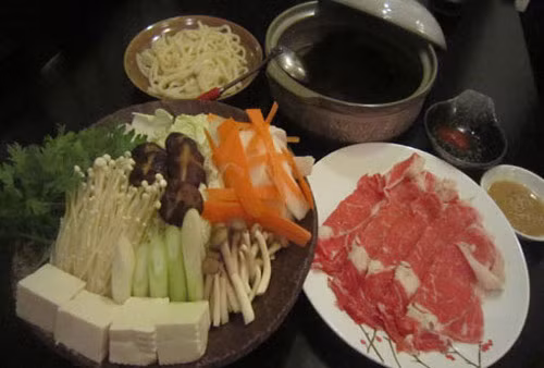 Lẩu Shabu Shabu, Nhật Bản. Lẩu Shabu Shabu được uống kèm với rượu sake, bia lạnh, trà nóng hoặc là rượu vang đỏ. Khi ăn, thực khách thường lấy thịt bò nhúng qua nước lẩu cho vào chén ăn kèm với nước chấm. Nước lẩu Shabu Shabu đơn giản, không chua cũng không cay mà mang vị hơi ngọt, khá dễ ăn. Ảnh: sushiworld 