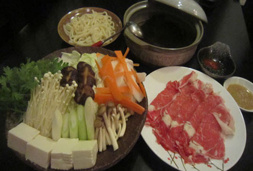 Lẩu Shabu Shabu, Nhật Bản. Lẩu Shabu Shabu được uống kèm với rượu sake, bia lạnh, trà nóng hoặc là rượu vang đỏ. Khi ăn, thực khách thường lấy thịt bò nhúng qua nước lẩu cho vào chén ăn kèm với nước chấm. Nước lẩu Shabu Shabu đơn giản, không chua cũng không cay mà mang vị hơi ngọt, khá dễ ăn. Ảnh: sushiworld 