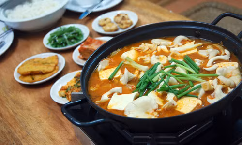 Lẩu Kim Chi Hàn Quốc. Người Hàn Quốc ăn lẩu để giảm cái lạnh những ngày đông. Lẩu kim chi đơn giản nhưng có hương vị rất đặc trưng đậm đà, cay cay tê tê. Ăn lẩu kim chi không cần đến công đoạn chờ đợi để chần hay nhúng thêm thứ gì, bởi trong nồi lẩu đã có sẵn đầy đủ "dưỡng chất", gồm thịt ba chỉ, nấm, đậu hũ tươi. Ảnh: zing 