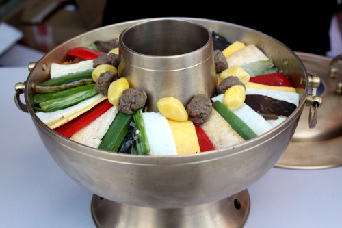 Người Hàn thường dọn một tô cơm trắng ăn kèm để đảm bảo thực khách không bao giờ bị đói. Ngoài ra, Hàn Quốc còn có một số loại lẩu khác được ưa chuộng như lẩu chiên Sinseollo, lẩu thịt bò Sogogi jeongol, lẩu nấm Beoseot jeongol, lẩu hải sản Haemul jeongol, lẩu bạch tuộc Nakji jeongol… Ảnh: wiki