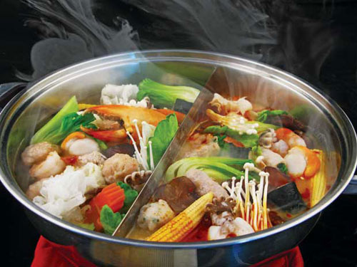 Lẩu Thái. Lẩu Thái là biến thể nâng cấp từ món canh chua Thái (Tom yung). Dần dần lẩu Thái trở thành món ăn tiêu biểu nhất cho phong cách ẩm thực xứ chùa vàng. Điểm nổi bật của lẩu Thái là chua và cay. Ảnh: nau.vn, 