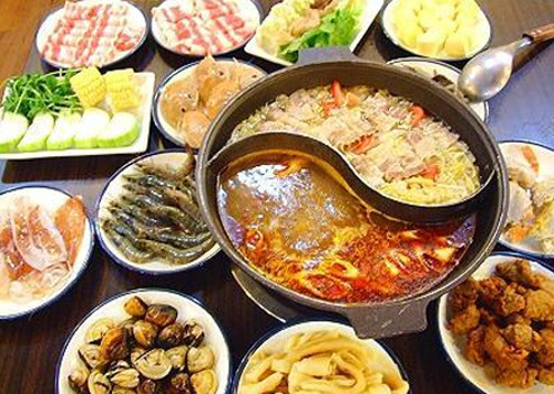 Cái vị cay tê tái, độc nhất vô nhị của lẩu Tứ Xuyên làm cho thực khách một lần ăn nhớ mãi. Lẩu thuần nhất được người Trung Hoa rất ưa chuộng với thành phần chủ yếu là thức ăn mặn kết hợp với một hai loại rau. Ảnh: amthuc365