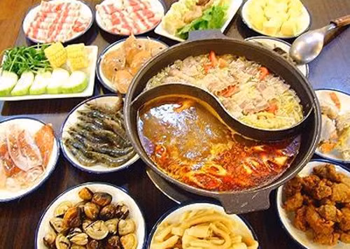 Cái vị cay tê tái, độc nhất vô nhị của lẩu Tứ Xuyên làm cho thực khách một lần ăn nhớ mãi. Lẩu thuần nhất được người Trung Hoa rất ưa chuộng với thành phần chủ yếu là thức ăn mặn kết hợp với một hai loại rau. Ảnh: amthuc365