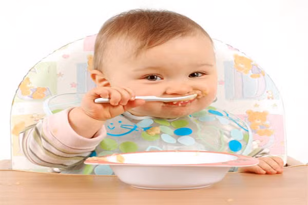  12 - 18 tháng. Cho bé tập ăn 3 bữa chính (sáng, trưa, chiều) cùng gia đình và 3 bữa ăn phụ giữa các bữa chính và trước khi đi ngủ. Giai đoạn này, mẹ nên tập cho bé dùng thìa để bé có thể tự xúc phần ăn của mình. 