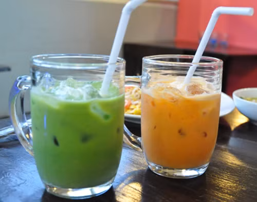  Trà sữa Thái. Ngay từ đến Việt Nam, trà sữa Thái đã nhận được đón tiếp nồng nhiệt của các bạn trẻ bởi sự mới lạ và phù hợp với thời tiết nắng nóng. Trà sữa Thái có hai loại là màu xanh lá cây và màu cam, màu xanh lá có vị thanh thoát, còn màu cam có vị béo ngọt hơn. Ảnh: vietnamnet