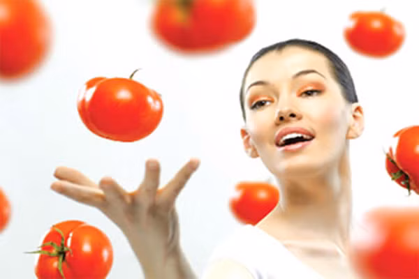 Thực phẩm màu đỏ. Chống ung thư tuyến tụy và buồng trứng hiệu quả. Trong số loại màu đỏ thì cà chua là loại quả hiệu quả nhất. Hãy ăn ít nhất 5 quả cà chua một tuần để giảm nguy cơ ung thư buồng trứng đến 60%.