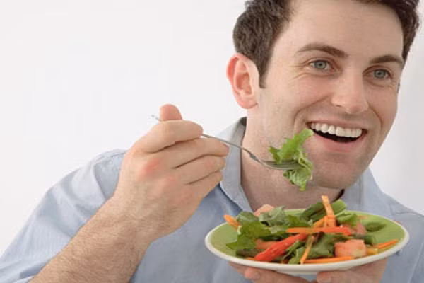 Ăn thực phẩm màu xanh lá cây để chiến đấu với ung thư buồng trứng, ung thư vú và ung thư phổi. Glucosinolates, một hợp chất ngăn ngừa mầm ung thư phát triền co trong những loại rau như cải xoăn, rau diếp quăn, súp lơ, bông cải xanh và cải bắp. Ngoài ra, chúng còn chứa nhiều vitamin K ngăn chặn bệnh tiểu đường, giảm nguy cơ ung thư tuyến tụy.