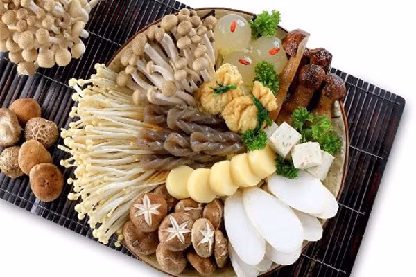  Polyphenol trong hành tây lại có tác dụng chống lại tế bào ung thư ruột kết. Ngoài ra, hành tây cũng chứa các chất chống ung thư tự nhiên như apigenin, anthocyanin, myricetin, và quercetin. Trong khi nấm có nhiều chất vitamin D, làm giảm nguy cơ ung thư buồng trứng.